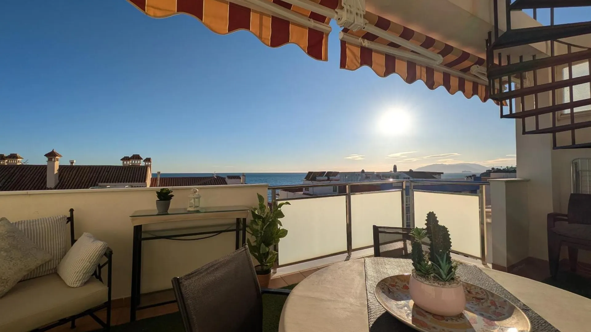 Atico Mediterraneo Con Terraza Y Solarium En El Centro Y A Un Paso Del Mar En Rincon De La Victoria