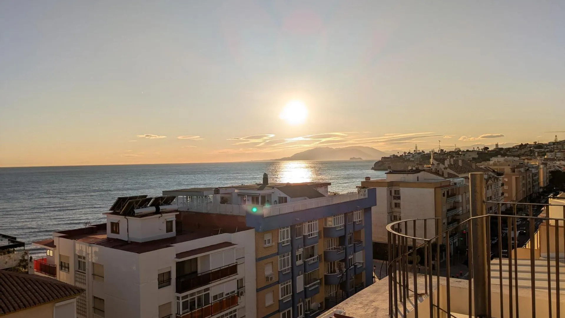 Atico Mediterraneo Con Terraza Y Solarium En El Centro Y A Un Paso Del Mar En Rincon De La Victoria Apartment