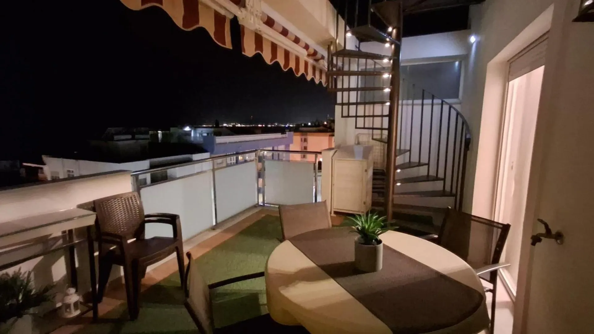 Atico Mediterraneo Con Terraza Y Solarium En El Centro Y A Un Paso Del Mar En Rincon De La Victoria