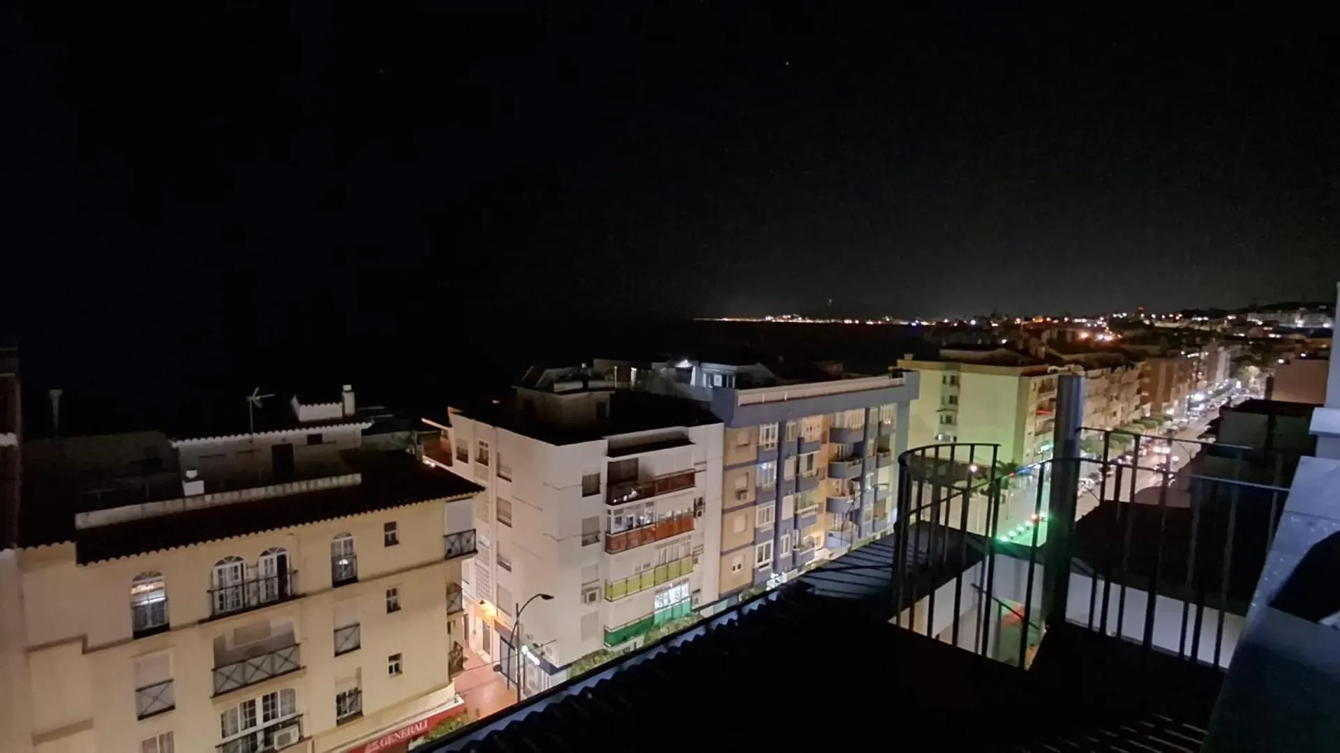 Atico Mediterraneo Con Terraza Y Solarium En El Centro Y A Un Paso Del Mar En Rincon De La Victoria